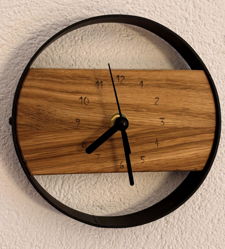 Handgefertigte Wanduhr aus Holz mit schwarzem Stahlrahmen und Ziffern