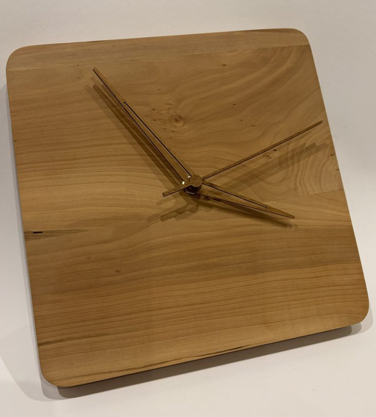 Quadratische handgefertigte Wanduhr aus Nussbaum