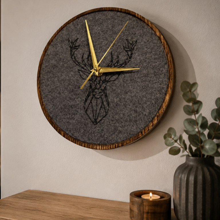 Handgefertigte Wanduhr aus Holz und Filz mit Hirschmotiv